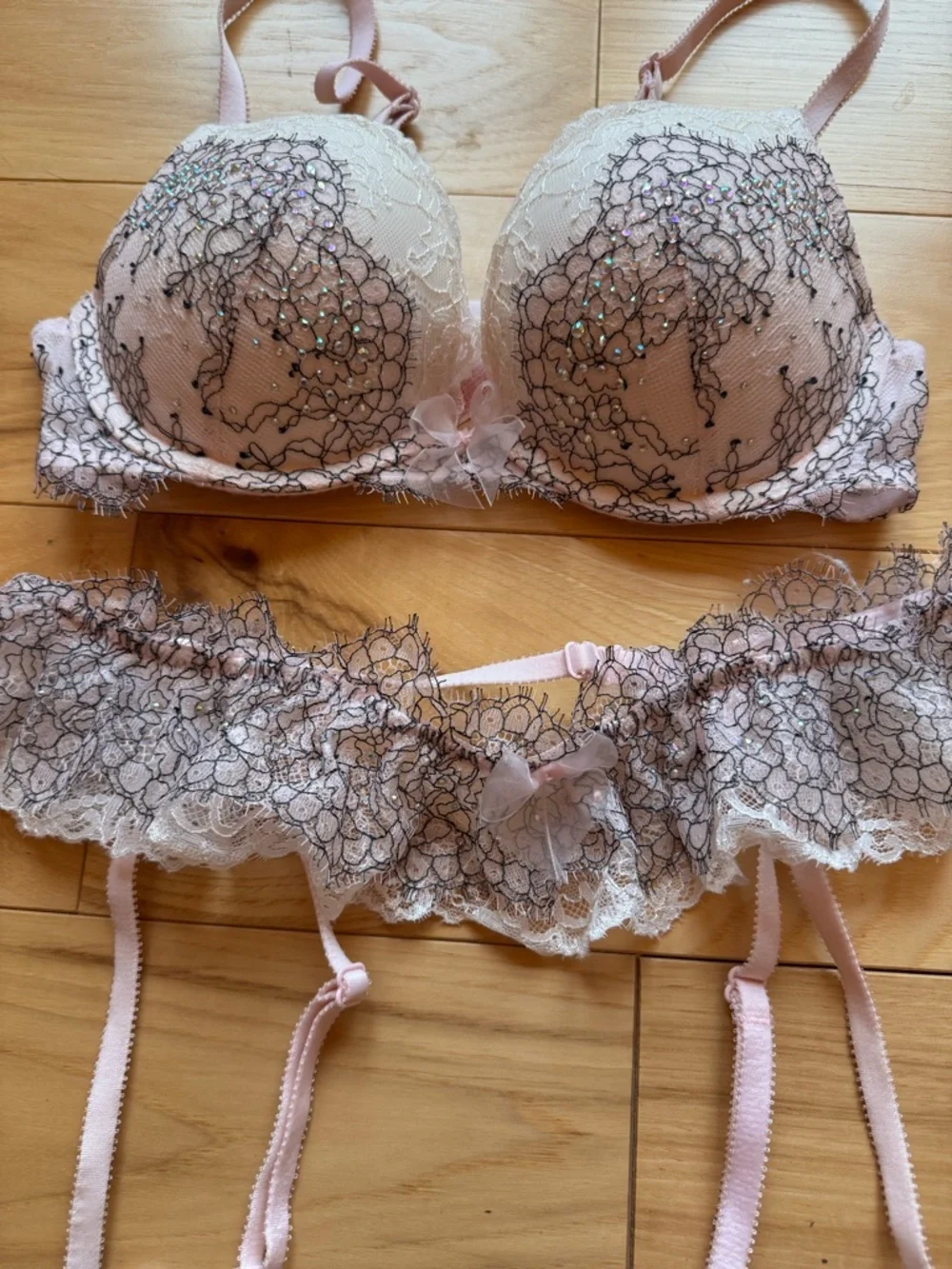 Vs bra & garter matching set - Picture 2 of 7